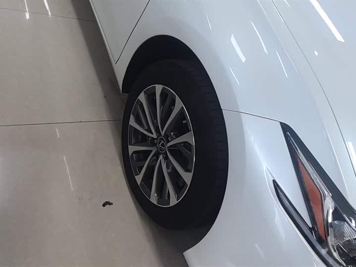 Фото 6 - Lexus ES