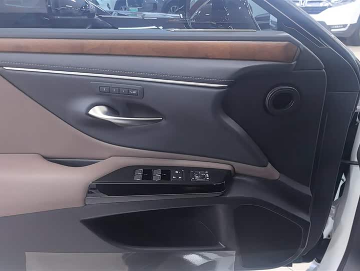 Фото 7 - Lexus ES