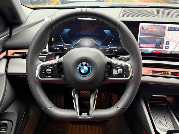 Фото 9 - BMW i5