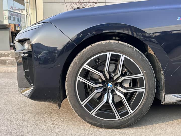 Фото 3 - BMW 7 Series