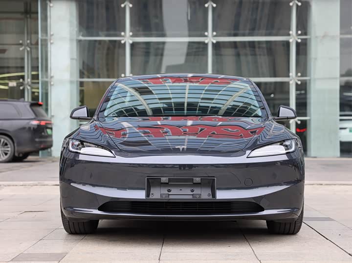 Фото 2 - Tesla Model 3