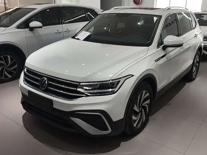 Фото 1 - Volkswagen Tiguan L Pro