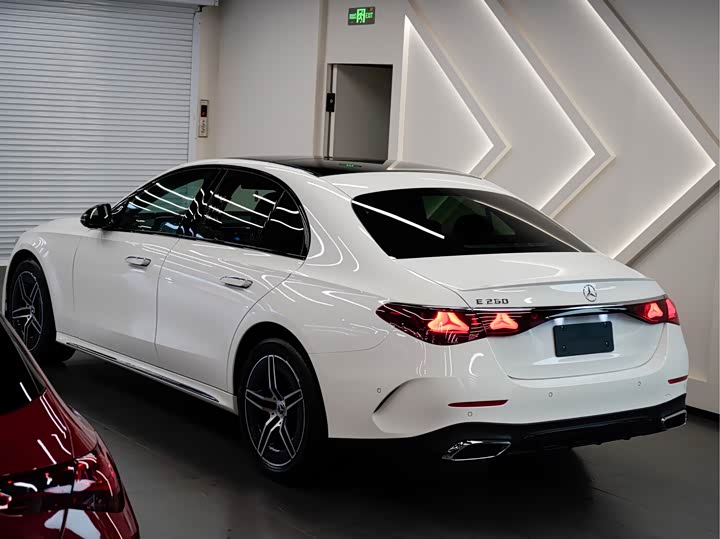 Фото 3 - Mercedes-Benz E-Class