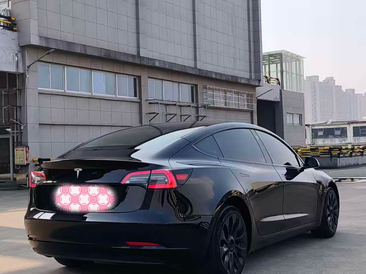 Фото 4 - Tesla Model 3