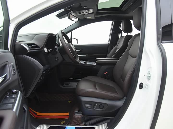 Фото 9 - Toyota Granvia