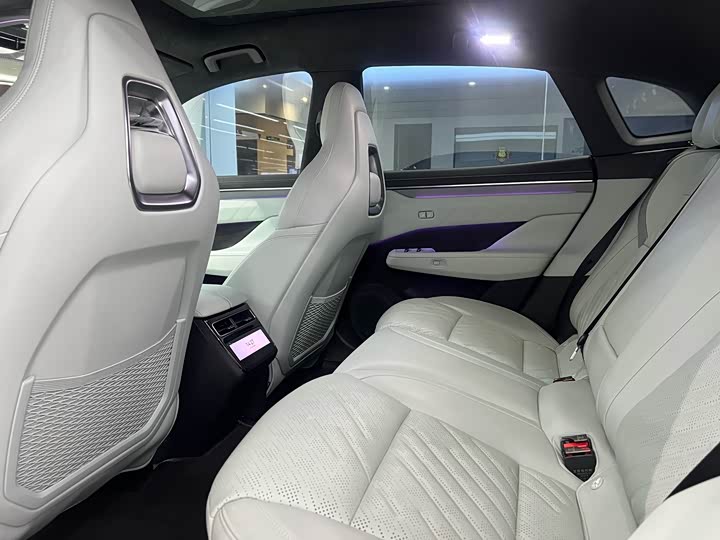 Фото 9 - Zeekr 001