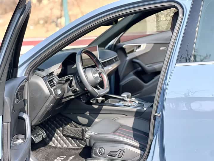 Фото 8 - Audi A4L