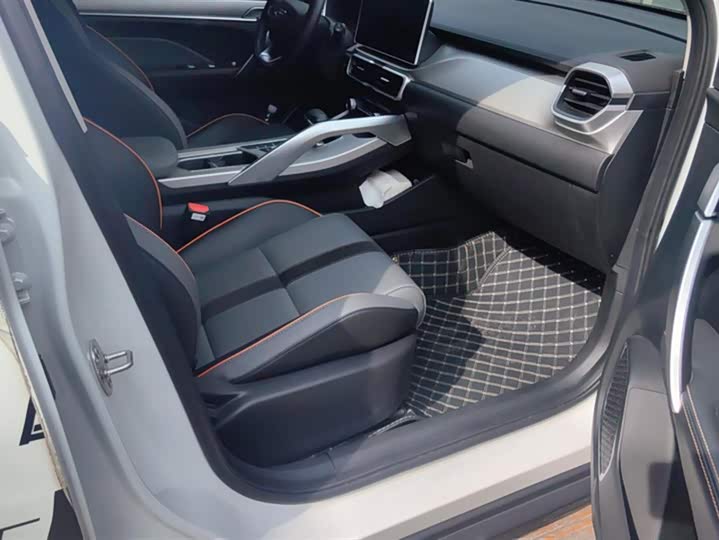 Фото 8 - Geely Coolray