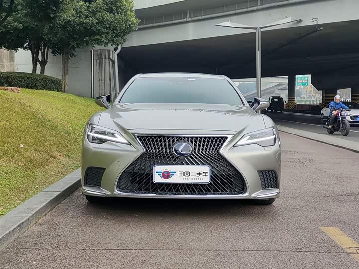 Фото 2 - Lexus LS