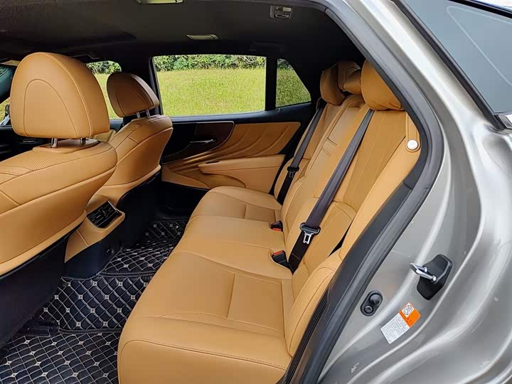 Фото 8 - Lexus LS