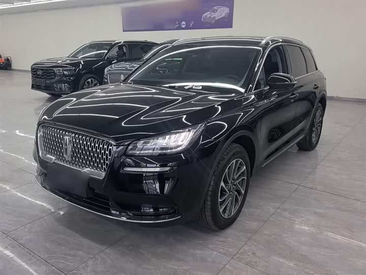 Фото 2 - Lincoln Corsair