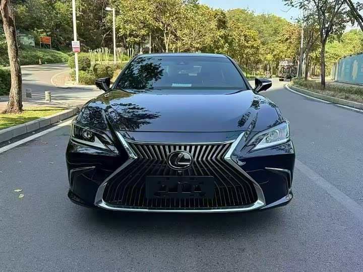 Фото 2 - Lexus ES