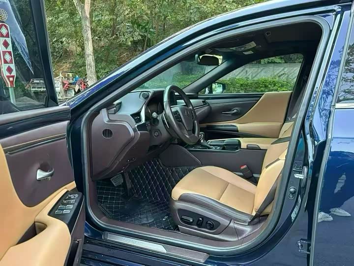 Фото 4 - Lexus ES