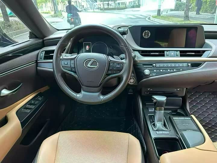Фото 5 - Lexus ES