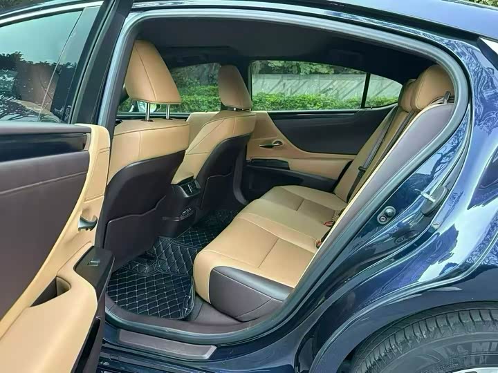 Фото 6 - Lexus ES