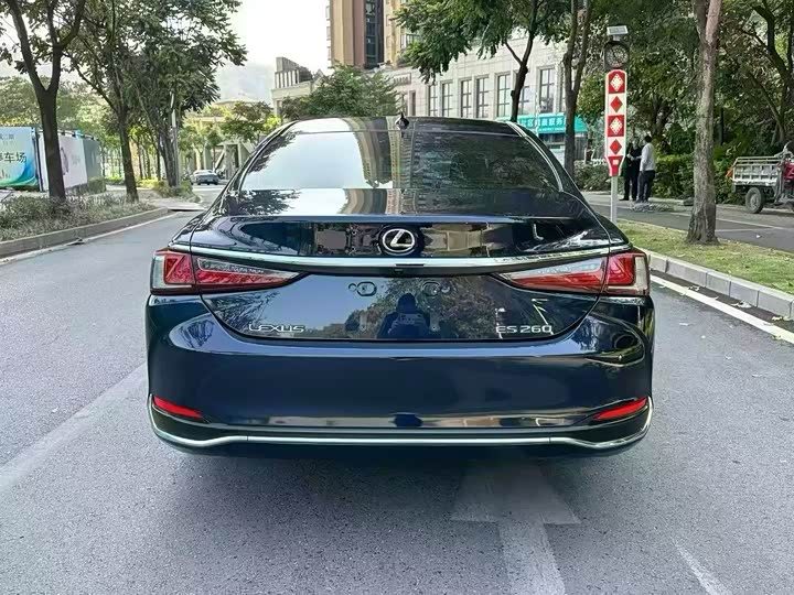 Фото 8 - Lexus ES