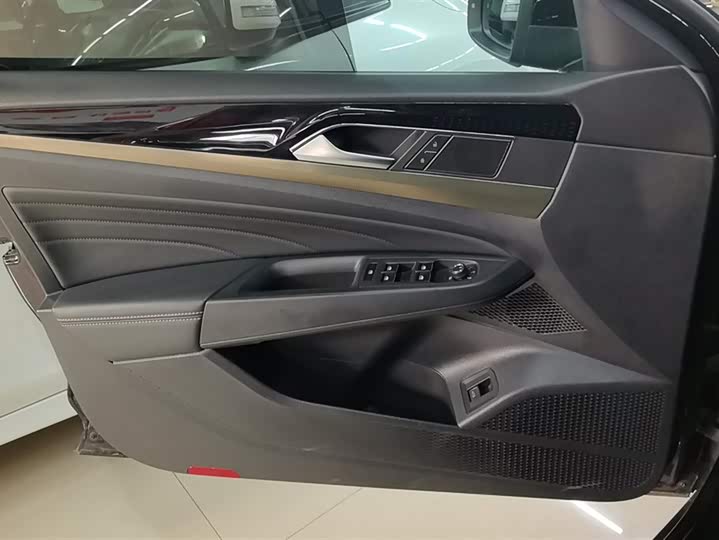 Фото 7 - Volkswagen Passat