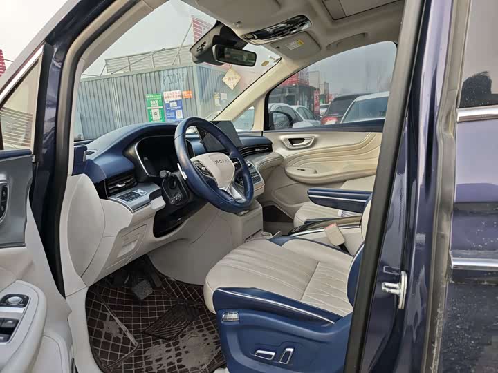 Фото 4 - Roewe iMax 8