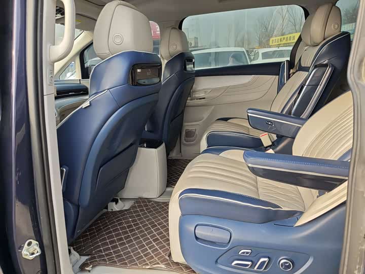 Фото 7 - Roewe iMax 8