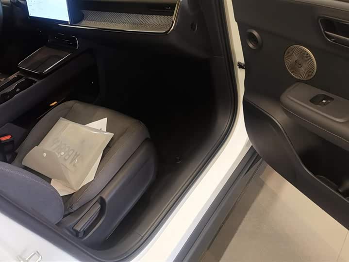 Фото 8 - Toyota bZ3X