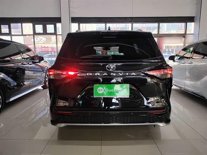 Фото 6 - Toyota Granvia