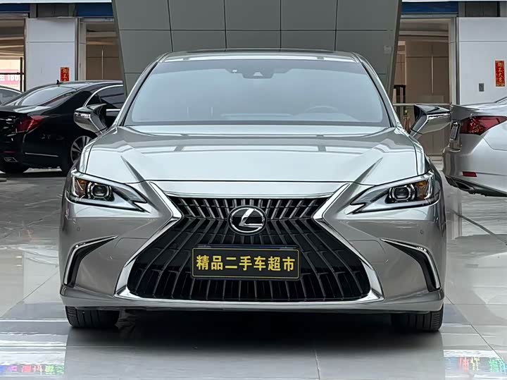 Фото 1 - Lexus ES