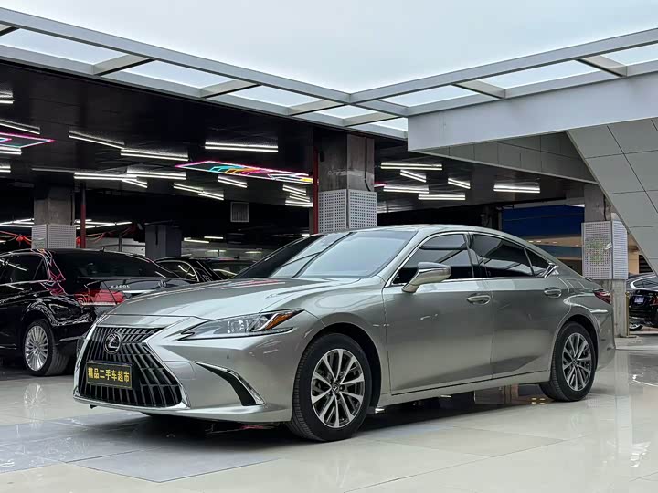 Фото 2 - Lexus ES