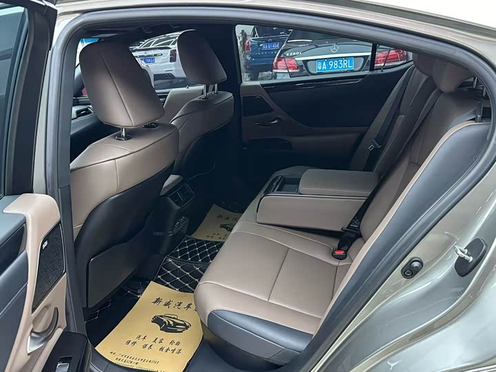 Фото 6 - Lexus ES