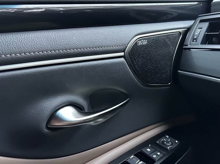 Фото 8 - Lexus ES