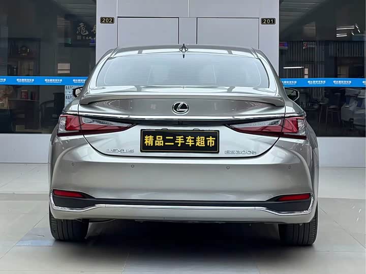 Фото 9 - Lexus ES