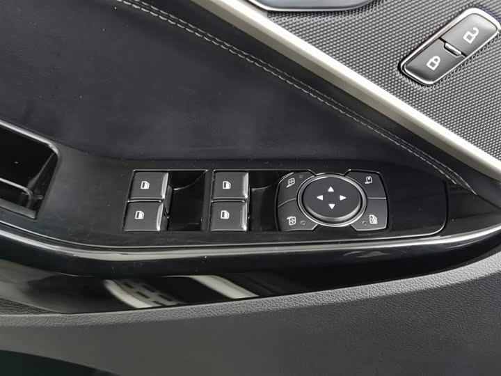 Фото 9 - Ford Explorer