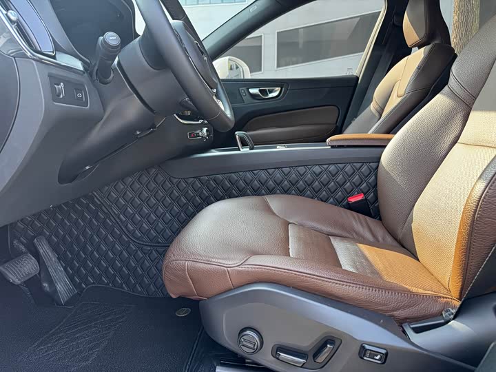 Фото 7 - Volvo XC60