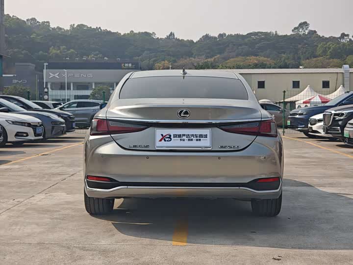 Фото 4 - Lexus ES