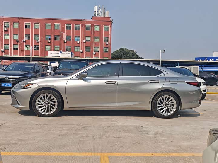 Фото 5 - Lexus ES