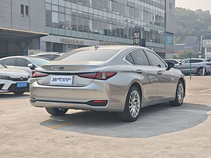 Фото 6 - Lexus ES