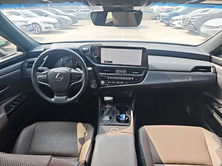 Фото 8 - Lexus ES