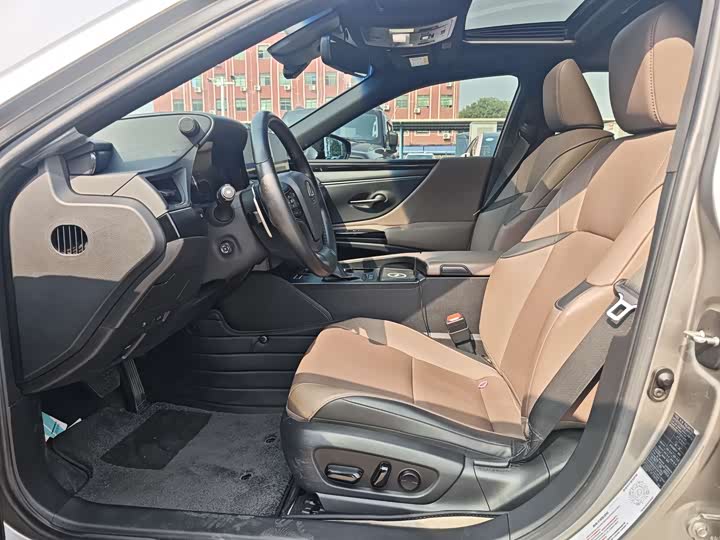 Фото 9 - Lexus ES