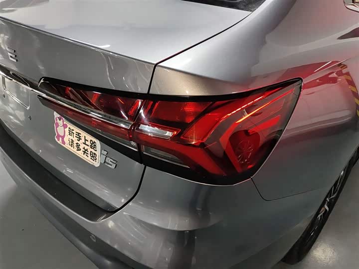 Фото 8 - Roewe i5