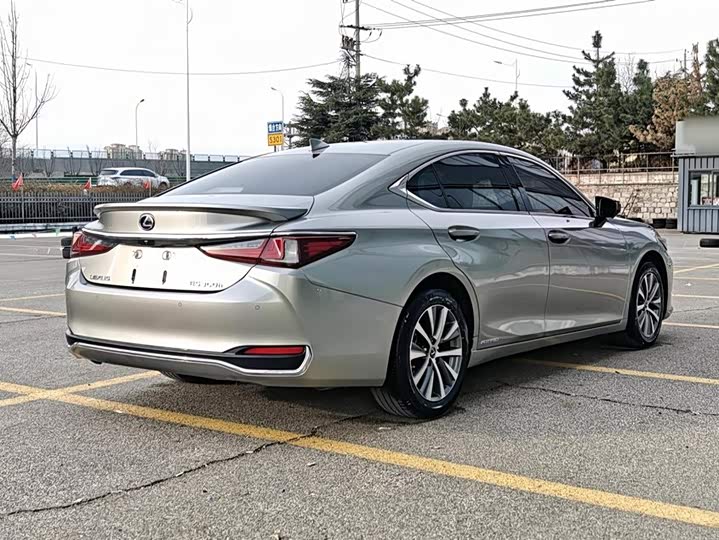Фото 7 - Lexus ES
