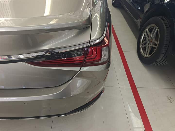 Фото 8 - Lexus ES