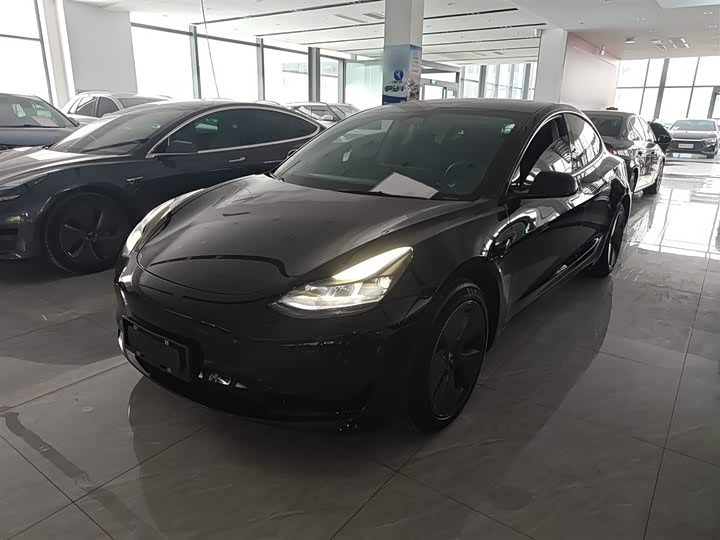 Фото 1 - Tesla Model 3