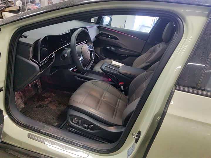 Фото 9 - Hongqi EH7