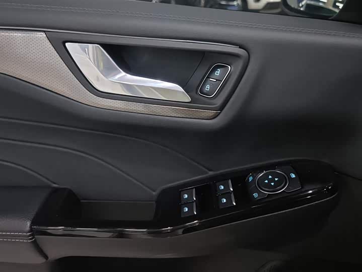 Фото 7 - Ford Escape