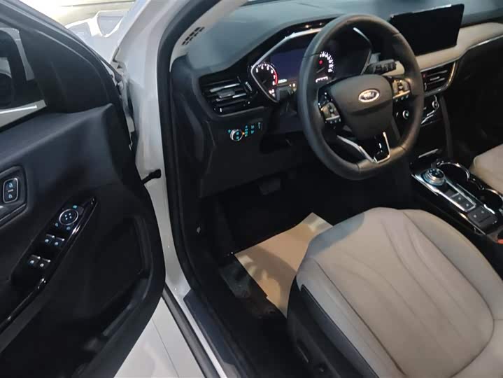 Фото 9 - Ford Escape