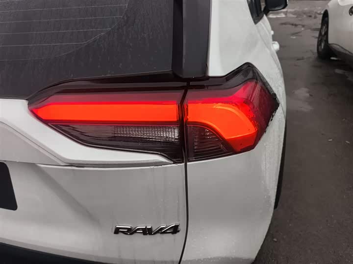 Фото 8 - Toyota RAV4