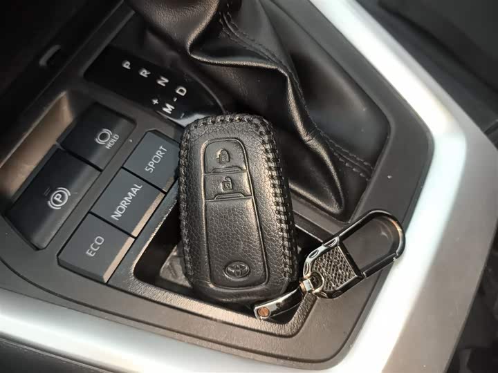 Фото 9 - Toyota RAV4