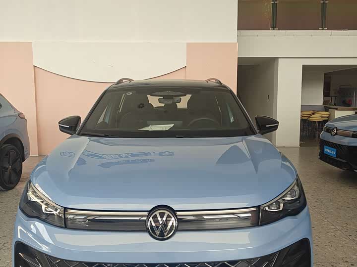 Фото 2 - Volkswagen Tiguan L Pro