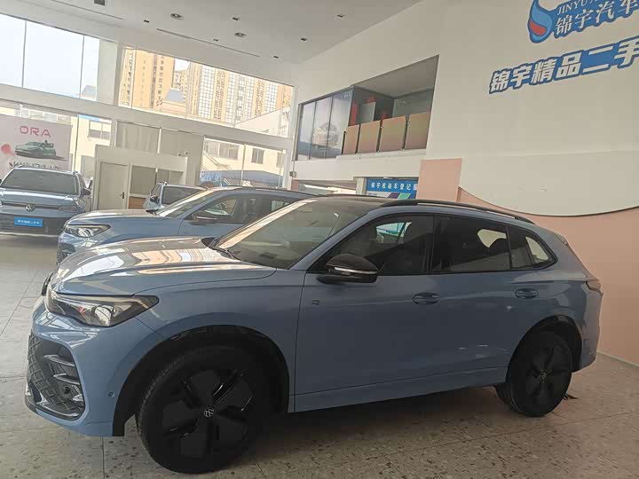 Фото 3 - Volkswagen Tiguan L Pro