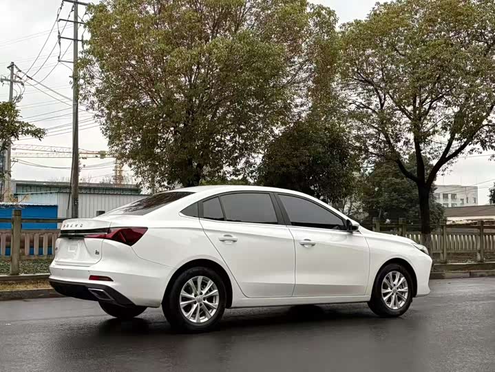 Фото 9 - Roewe i5