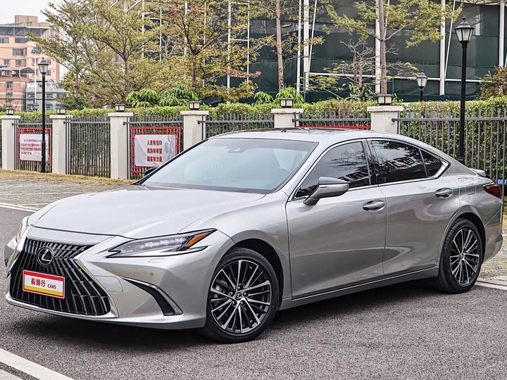 Фото 2 - Lexus ES